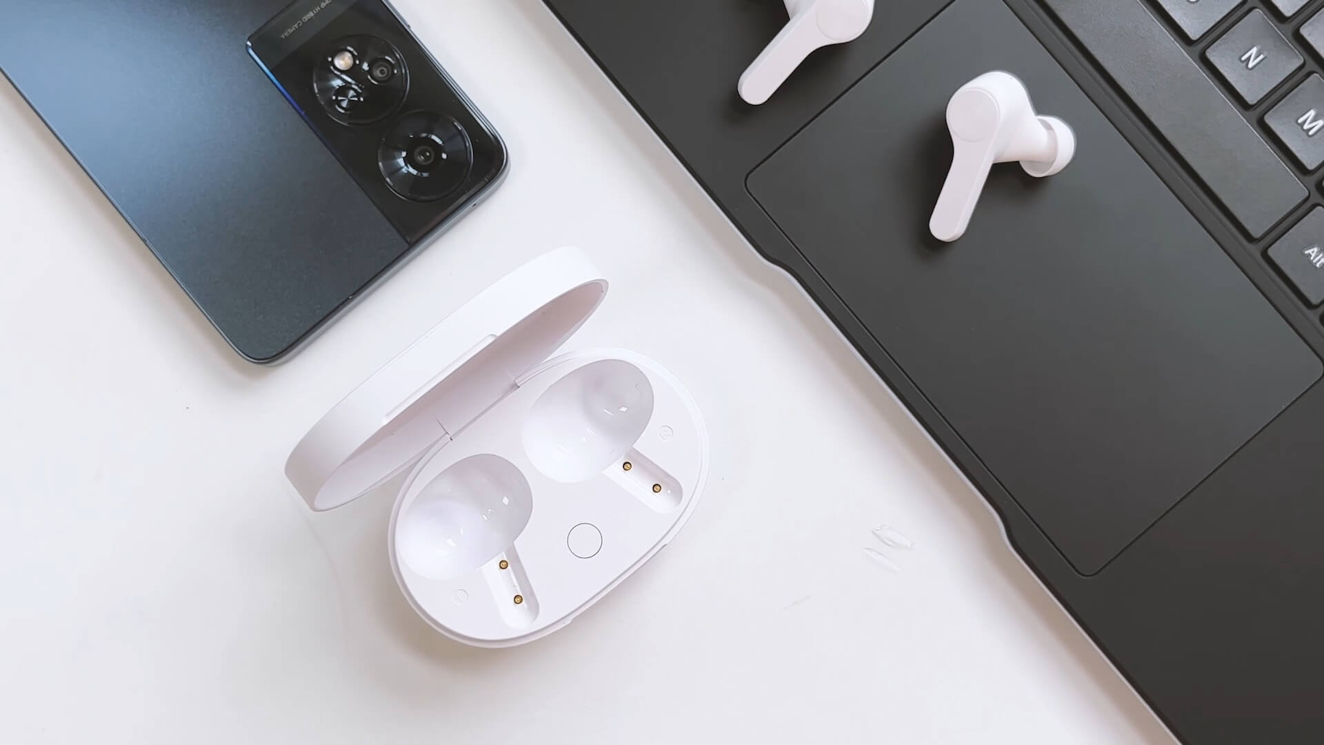 Headphones vs. Earbuds: Which One is Right for You? 