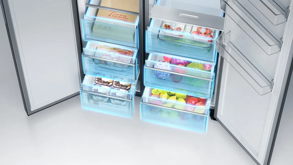 Refrigerador con máquina de hielo TCL C575SBIM con cajones ampliados para alimentos frescos y congelados.