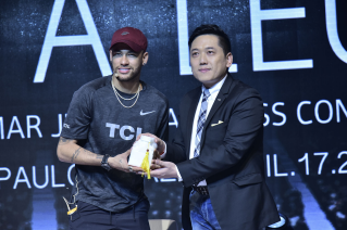 Neymar Jr. a fait ses débuts en tant qu'ambassadeur mondial de la marque TCL dans sa ville natale, Sao Paulo