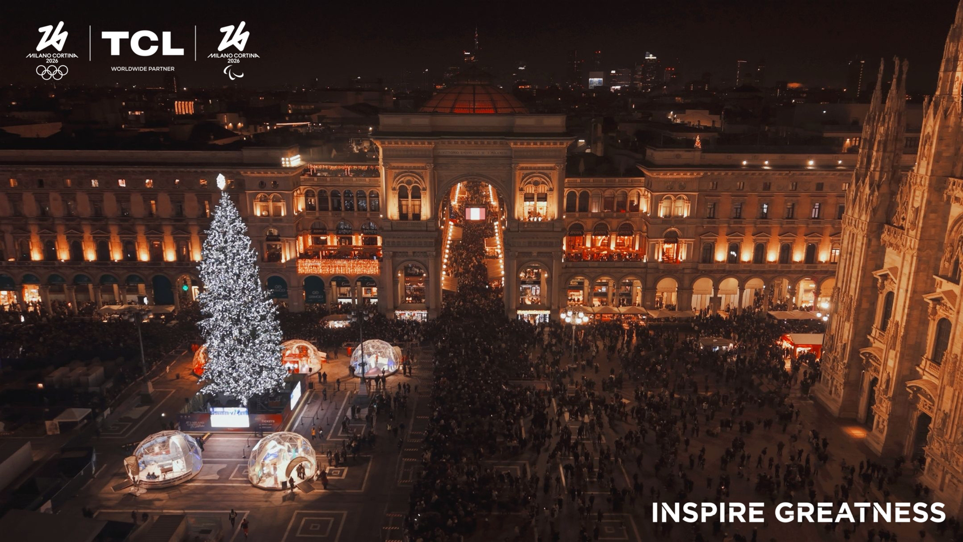 乐竟体育 ILLUMINA L’ALBERO IN PIAZZA DUOMO A MILANO E SVELA IL  SUO VILLAGGIO NATALIZIO 