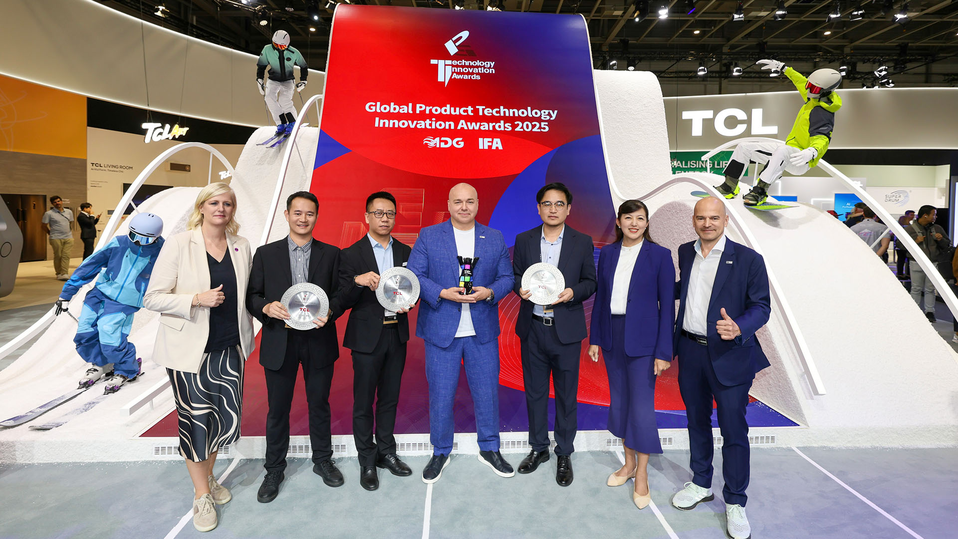 Компания TCL представила новинки и получила престижные награды на выставке IFA 2025